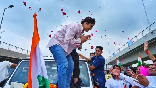 vinesh phogat standing on car pic